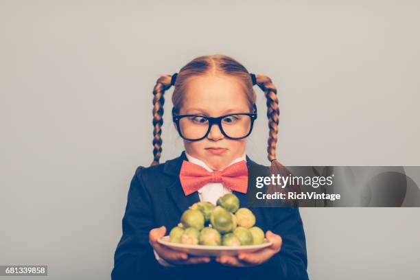 junges mädchen nerd mit rosenkohl - dickköpfig stock-fotos und bilder