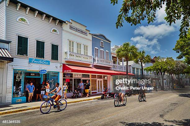 shops on duval street, key west - duval street stock-fotos und bilder