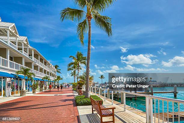 key west shops and walkway on the pier - key west photos et images de collection