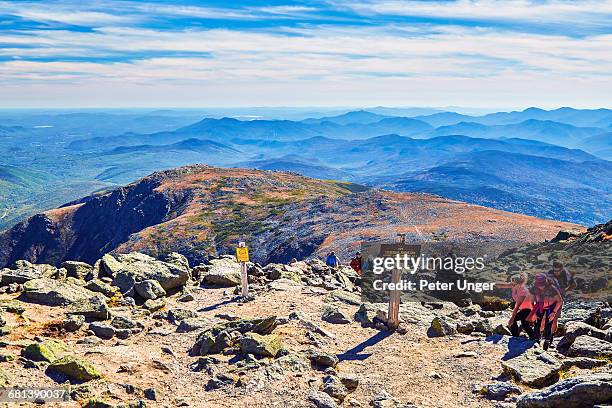 hikers reach the summit of mt washington - ニューハンプシャー州 ワシントン山 ストックフォトと画像