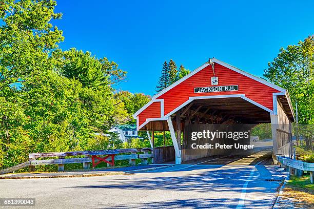 covered bridge in jackson,new hampshire - ponte coberta ponte - fotografias e filmes do acervo