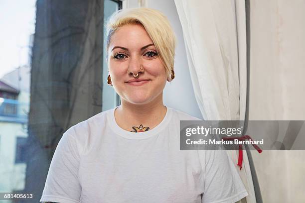 confident woman smiling - corte de pelo con media cabeza rapada fotografías e imágenes de stock