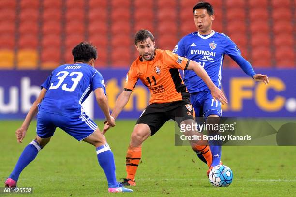 Tommy Oar of the Roar takes on the defence during the AFC Asian Champions League Group Stage match between the Brisbane Roar and Ulsan Hyundai FC at...