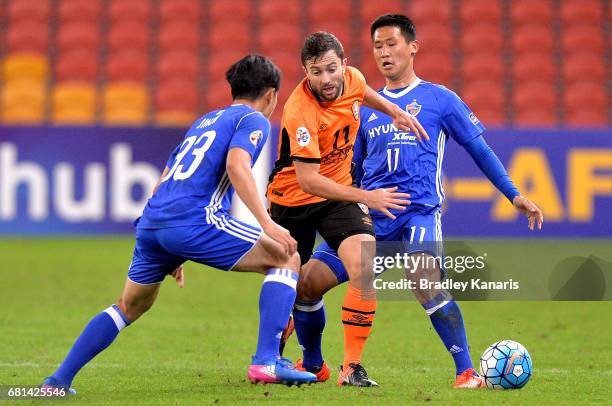 Tommy Oar of the Roar takes on the defence during the AFC Asian Champions League Group Stage match between the Brisbane Roar and Ulsan Hyundai FC at...