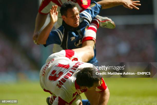 St Helens' Paul Sculthorpe kicks out at Adrian Lam of Wigan Warriors