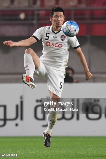 Naoaki Aoyama of Muangthong United in action during the AFC Champions League Group E match between Kashima Antlers and Muangthong United at Kashima...