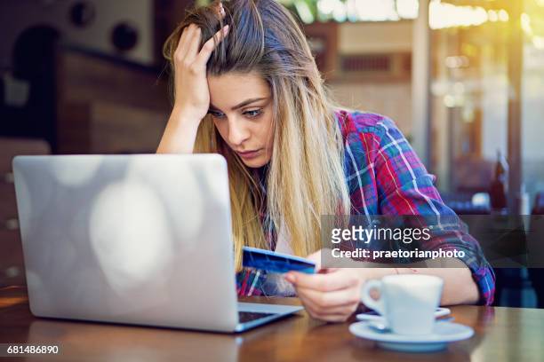 ung flicka har problem med sitt kreditkort till shopping på nätet - financial crisis bildbanksfoton och bilder
