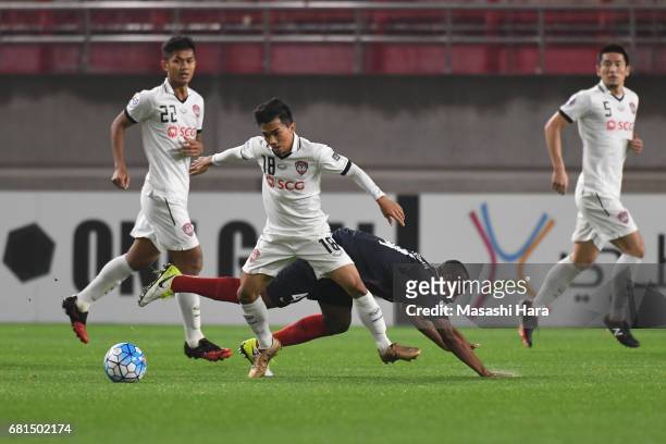 Chanathip Songkrasin of Muangthong United and Leo Silva of Kashima Antlers compete for the ball during the AFC Champions League Group E match between...