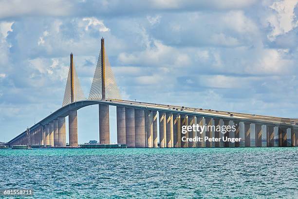 sunshine skyway bridge,tampa,florida - tampa photos et images de collection