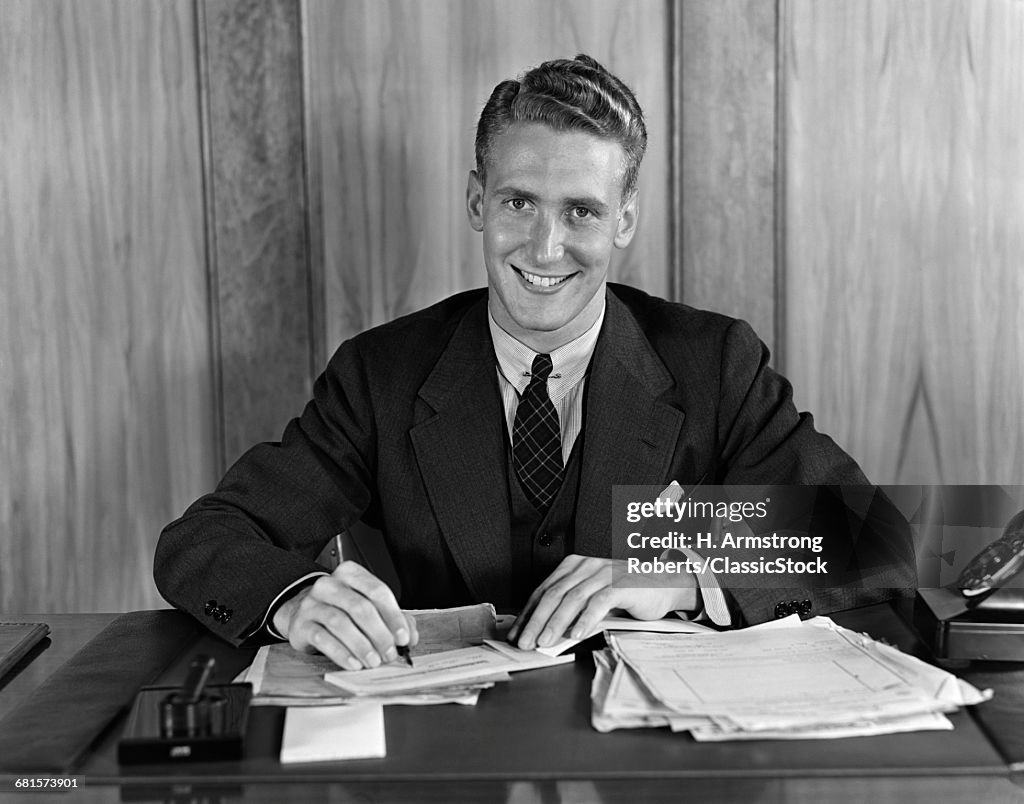 1930s 1940s SMILING...