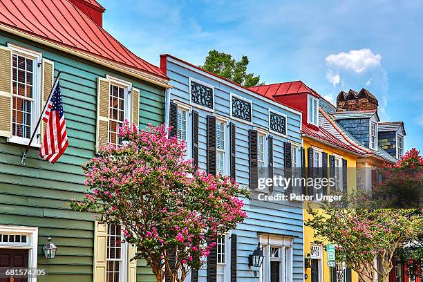 colourful wooden houses,charleston - carolina del sud foto e immagini stock