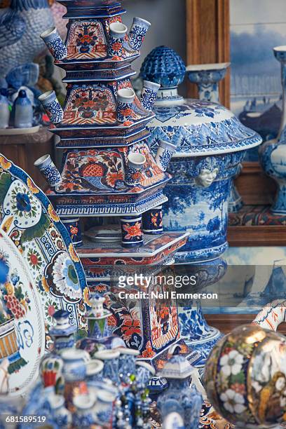 delft pottery - delfts blauw stockfoto's en -beelden