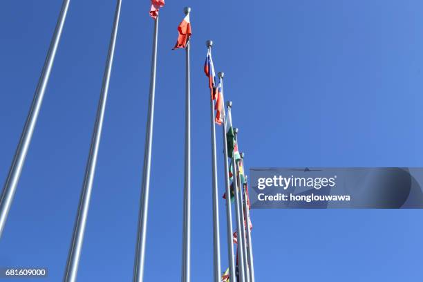 vlaggen - flagpole sitting stockfoto's en -beelden