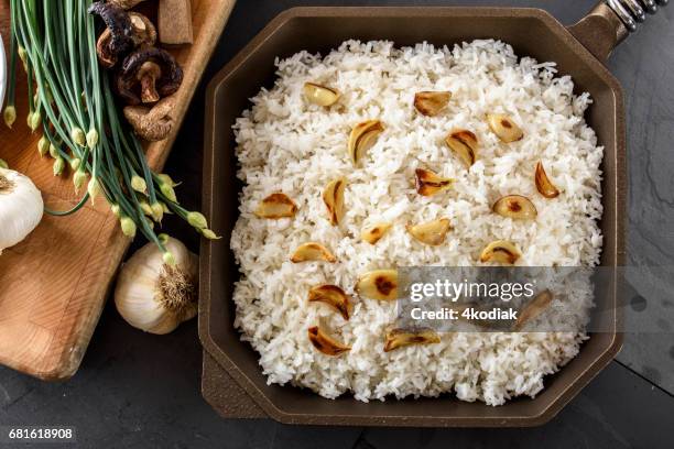 alho assado com arroz cozido no vapor - garlic clove - fotografias e filmes do acervo