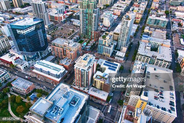 volle rahmenantenne blick auf die innenstadt von san diego - san diego stock-fotos und bilder