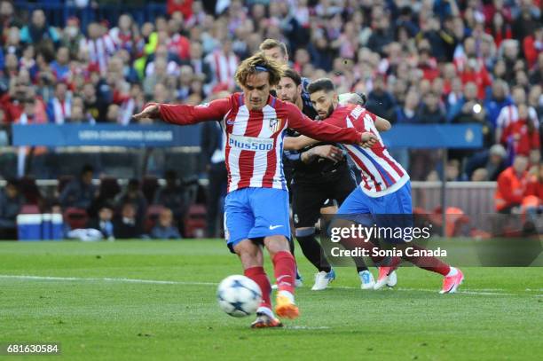 Antoine Griezmann, #7 of Atletico de Madrid scores his team's second from the penalty spot during the UEFA Champions League quarter final first leg...