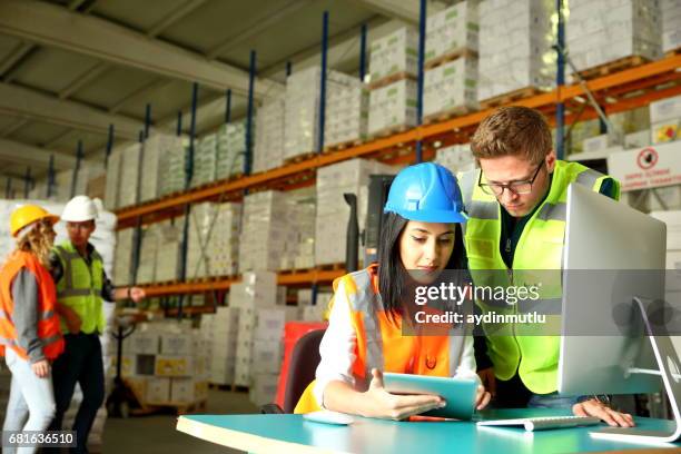 samen te werken in een magazijn - business inventory computer stockfoto's en -beelden