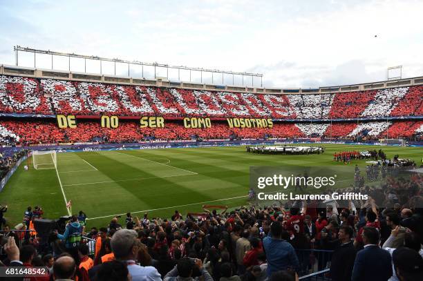 The teams line up for the fianl time in Vicente Calderon Stadium prior to the UEFA Champions League Semi Final second leg match between Club Atletico...