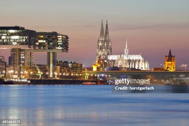 cattedrale di colonia ed edifici gru, colonia, germania - geschäftsleben foto e immagini stock