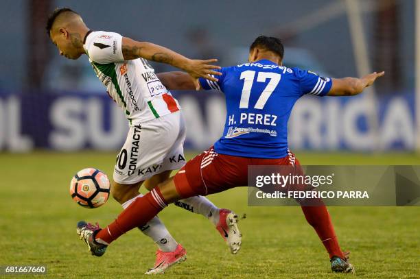 Leonardo Valencia of Chile´s Palestino vies for the ball with Hector Perez of Venezuela's Atletico Venezuela during their Copa Sudamericana 2017...