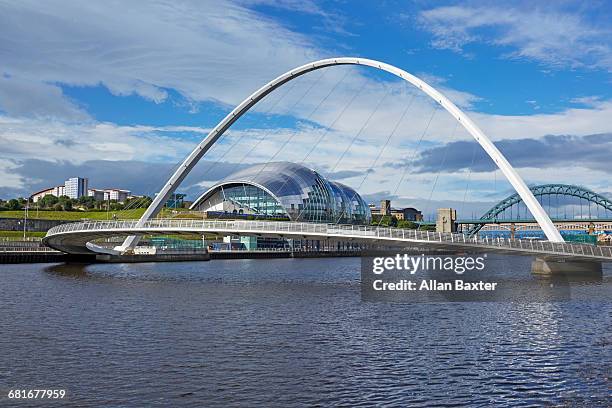 the millennium bridge and sage concert hall - newcastle city hall photos et images de collection