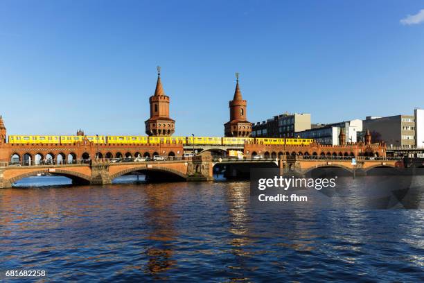 oberbaumbrücke between kreuzberg and friedrichshain with subway (berlin/ germany) - oberbaumbrücke fotografías e imágenes de stock