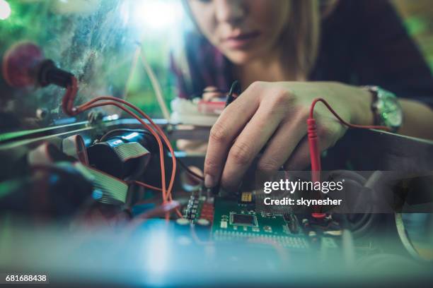 關閉修復電氣元件的電腦的一個女人。 - electronics 個照片及圖片檔