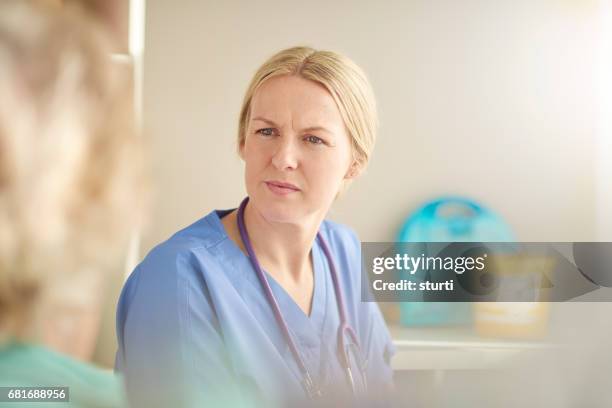 doctor listens to patients ailments - triage stock pictures, royalty-free photos & images