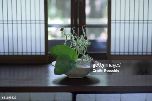 japanese-style room and ikebana - shoji fotografías e imágenes de stock