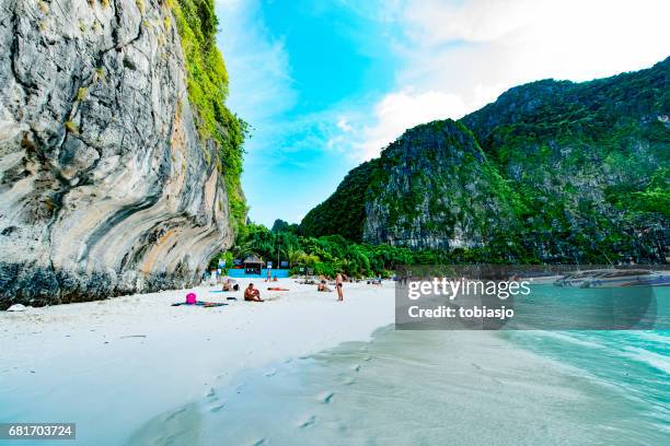 maya beach phuket, thailand - phuket province stockfoto's en -beelden