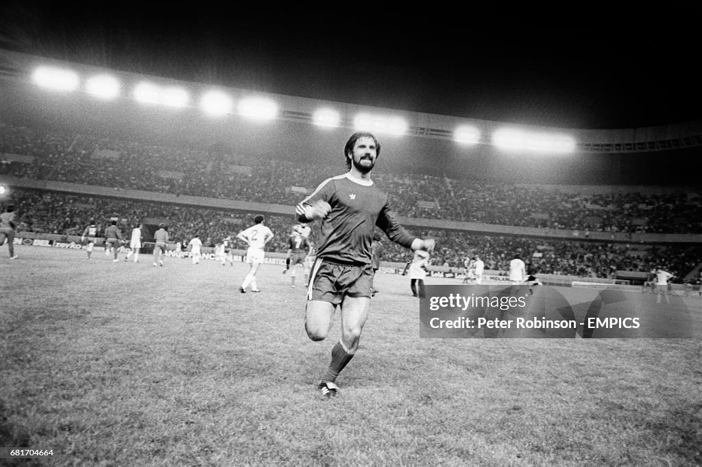 Soccer - European Cup Final - Bayern Munich v Leeds United - Parc des Princes, Paris