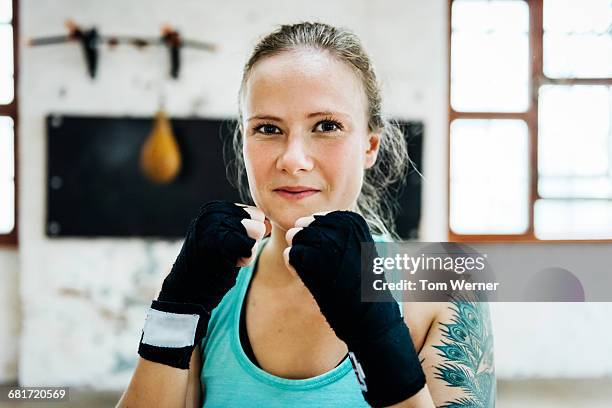 female boxer portrait - kickboxen stock-fotos und bilder