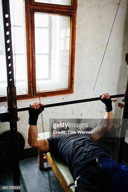 athlete training with bench press - bench press stock-fotos und bilder