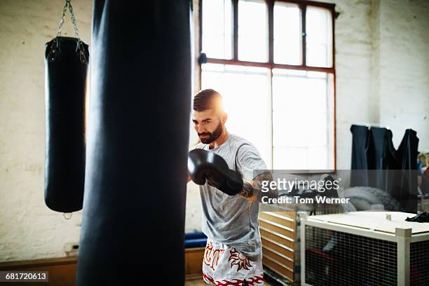 muay thai boxer during training session - boksbroek stockfoto's en -beelden