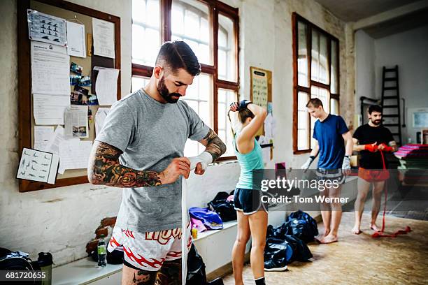 muay thai boxer getting ready for training session - sporttasche stock-fotos und bilder