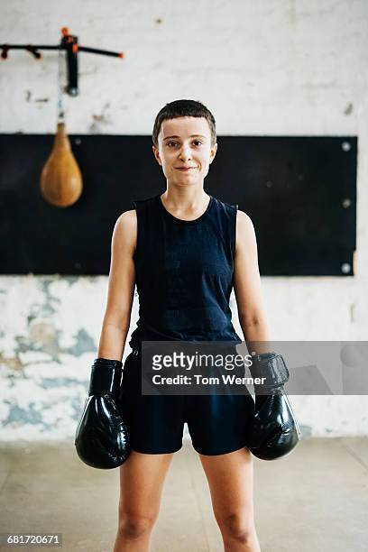 portrait of a female muay thai boxer - boxing shorts stock-fotos und bilder