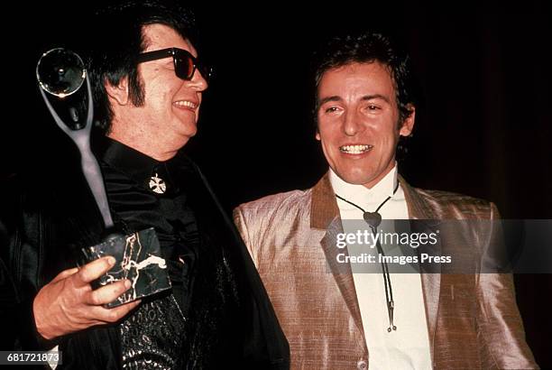 Roy Orbison & Bruce Springsteen attend the 2nd Annual Rock N Roll Hall of Fame Induction Ceremony circa 1987 in New York City.