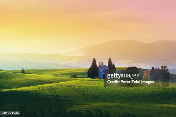 landscape in tuscany, italy, at sunrise - capella di vitaleta stock pictures, royalty-free photos & images