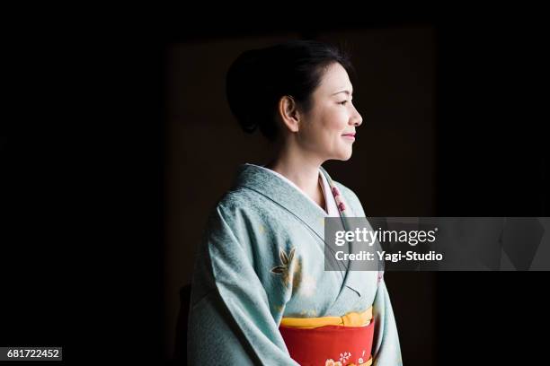 femme d’âge mûr en kimono dans un temple - kimono photos et images de collection