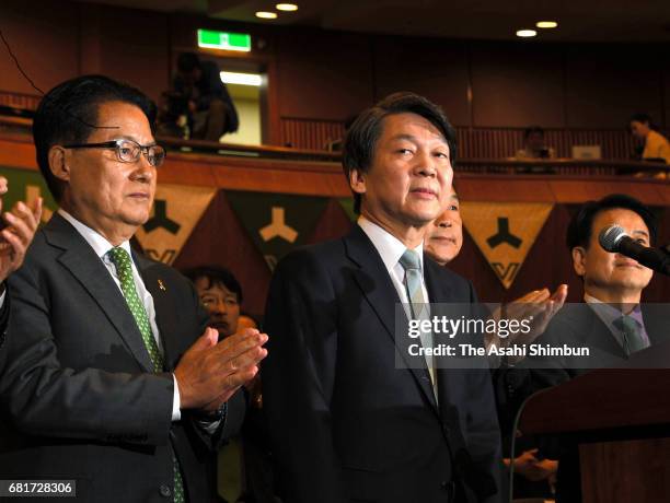 Candidate Ahn Cheol-soo thanks supporters after his defeat was confirmed in the presidential election on May 9, 2017 in Seoul, South Korea. The...