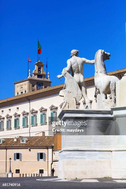 rome, quirinale palace - bandiera nazionale stock pictures, royalty-free photos & images