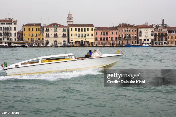 a water taxi in venice - モーターボート stock pictures, royalty-free photos & images
