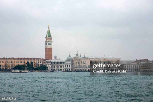 the bell tower of st mark's basilica and doge's palace - 建造物 stockfoto's en -beelden