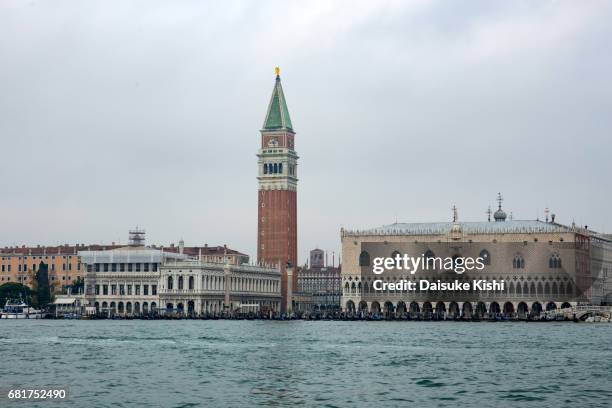 the bell tower of st mark's basilica and doge's palace in venice - 建造物 stockfoto's en -beelden