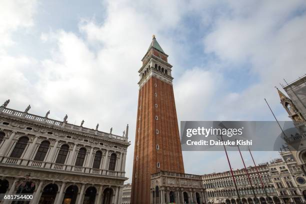 the bell tower of st mark's basilica in venice, italy - 建造物 stockfoto's en -beelden