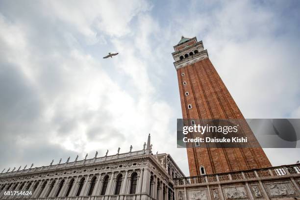 the bell tower of st mark's basilica in venice, italy - 世界的な名所 個照片及圖片檔