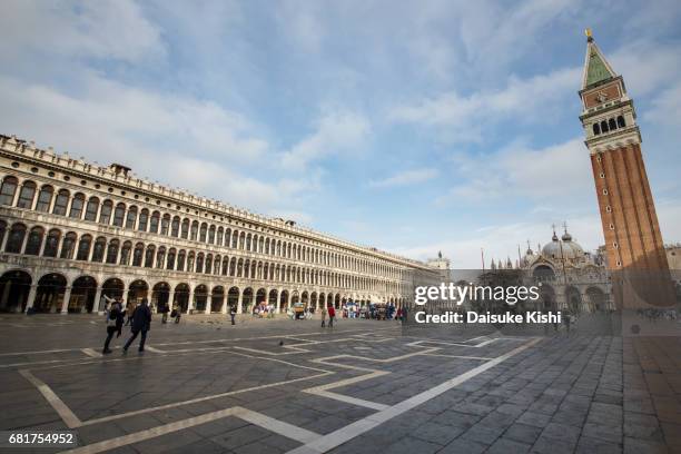 st. mark's square in venice, italy - 建造物 stockfoto's en -beelden