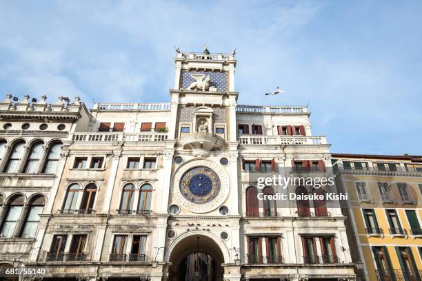 torre dell'orologio in venice, italy - 世界的な名所 個照片及圖片檔