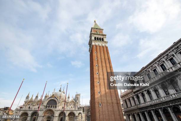 the bell tower of st mark's basilica in venice, italy - 世界的な名所 stock-fotos und bilder