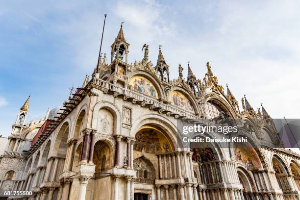 st mark's basilica in venice, italy - 彫刻物 photos et images de collection